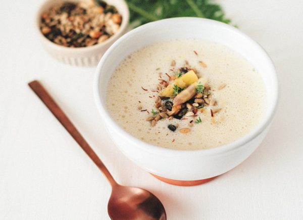 Biokiste vegan-Spargelsueppchen mit Safran und Kernen Spargelsüppchen mit Safran und Kernen