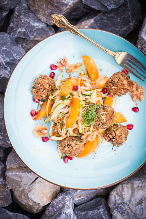 Walnussb+ñllchen mit Zucchinisalat-min